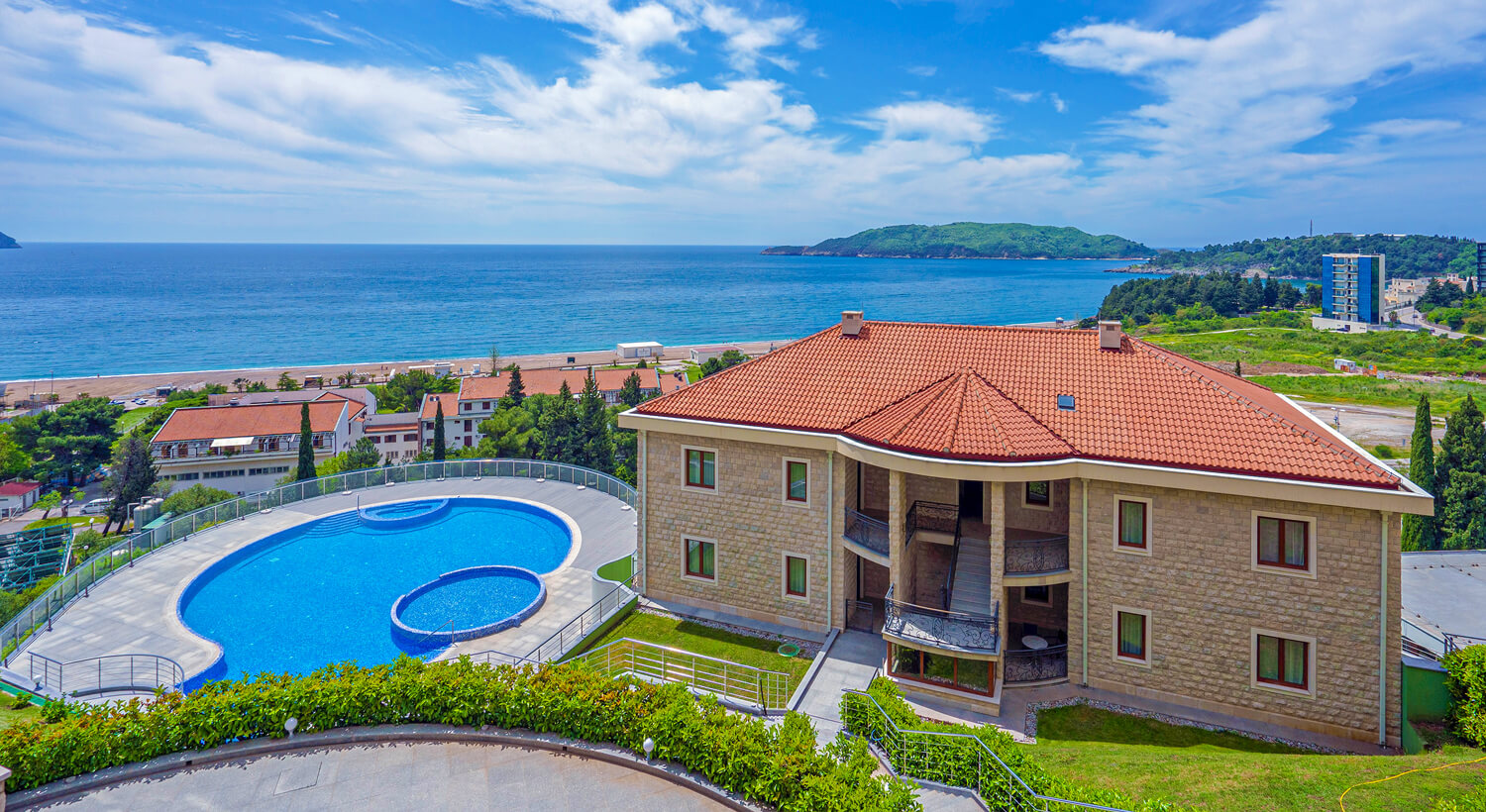 Villa Allende — vista principale dell'hotel e del mare